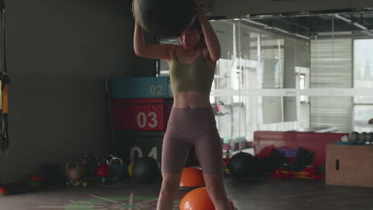 健身房里锻炼身体的亚洲女孩