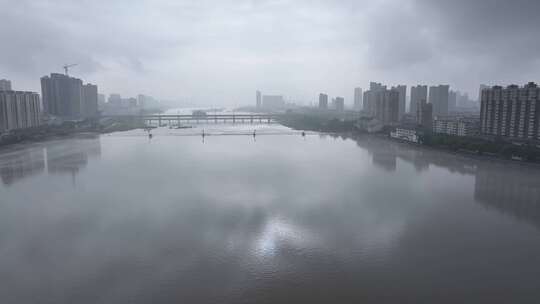 夏天汛期雨季来临，城市上空雨雾弥漫