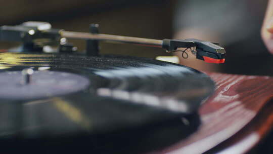 老式唱机播放黑胶唱片的特写