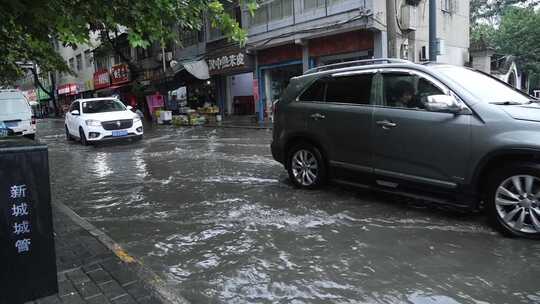 西安突发暴雨路面积水严重