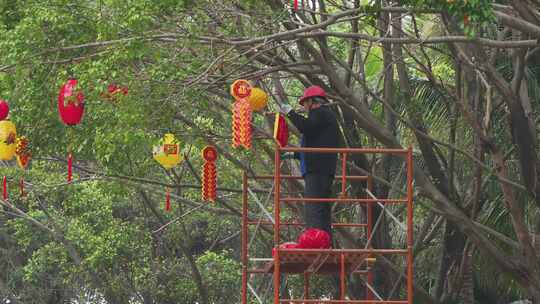 阳江市市政工人安装春节灯笼视频素材模板下载