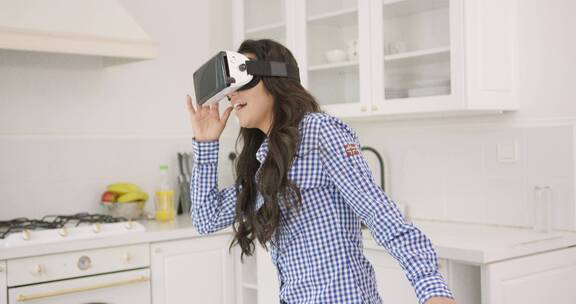 沉浸在VR眼镜世界里女人