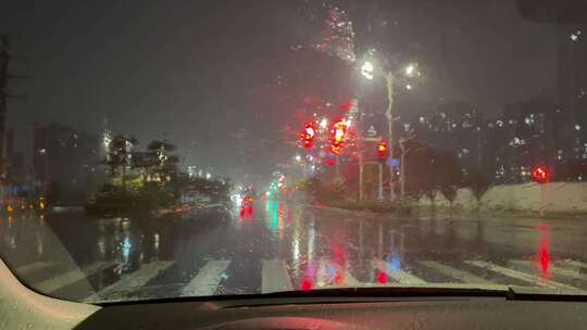 雨夜车窗雨刷道路行车红路灯