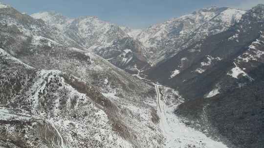 青海互助龙王山雪山天空航拍视频