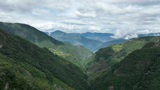 山间云雾缭绕的壮阔自然风景