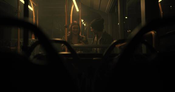 城市巴士里的情侣