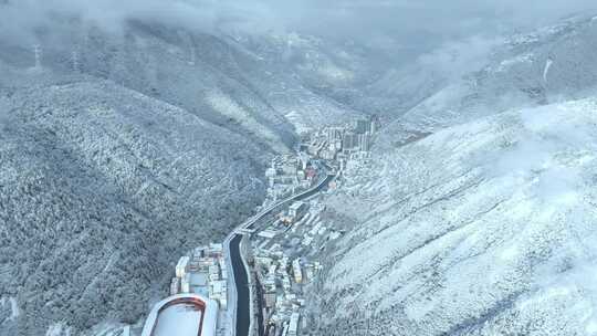 雪后小镇全景，银装素裹美如仙境