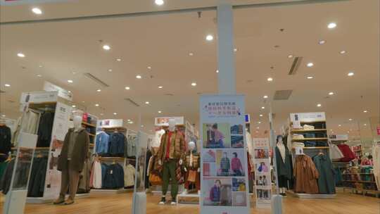 优衣库服装实体店延时视频素材