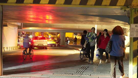 广州天桥下行人夜景视频素材模板下载
