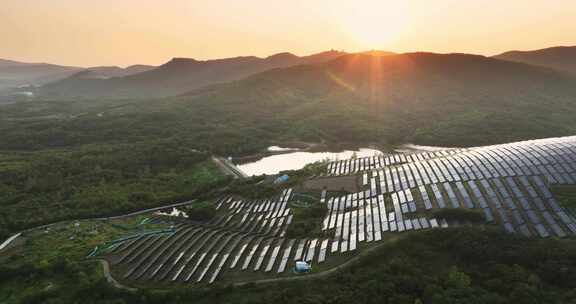 山区太阳能光伏电池板鸟瞰图