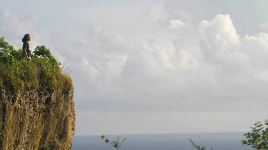 女人站在悬崖上看风景