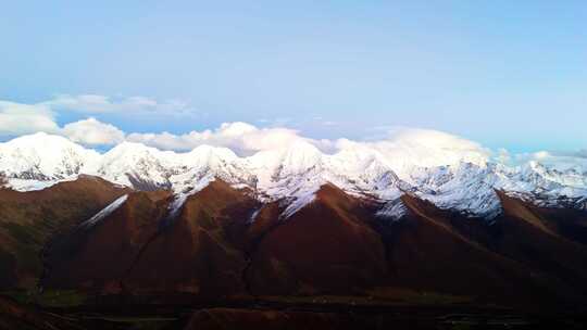 四川甘孜州新都桥雪山观景台雪山航拍