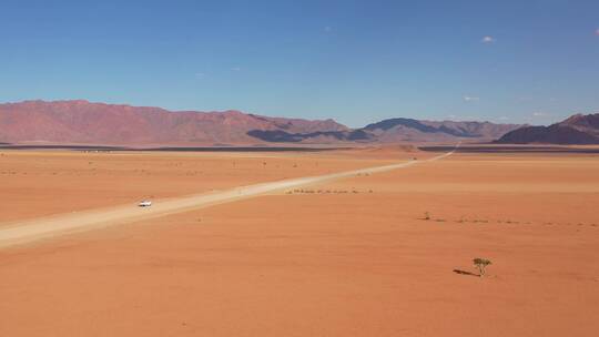 汽车行驶在沙漠公路上的航拍