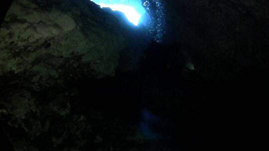 潜水员探索水下洞穴