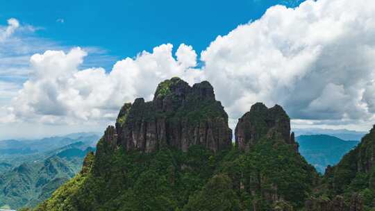 夏日晴天里的广西贵港北帝山美景