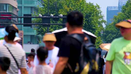 城市夏天暑假酷暑高温炎热街道人群人流街景