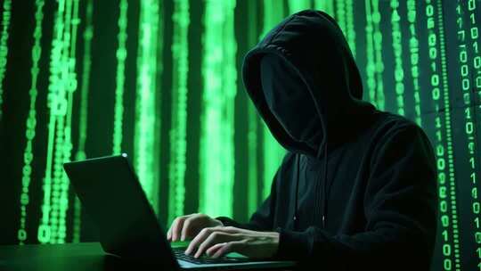 黑客使用笔记本电脑操作