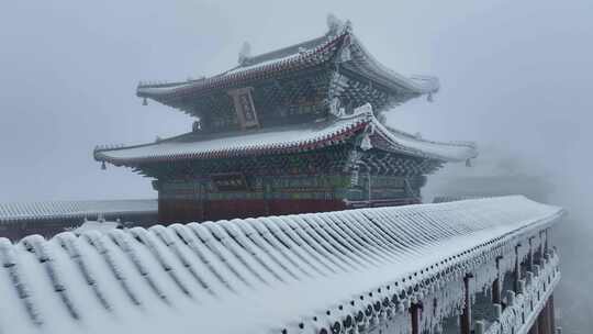 洛阳老君山金顶建筑屋檐雪后冰冻