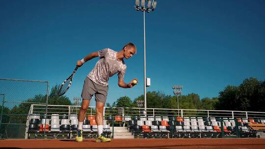 网球运动员在操场上打网球视频素材模板下载