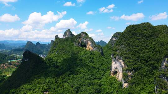 广西桂林山水阳朔月亮山