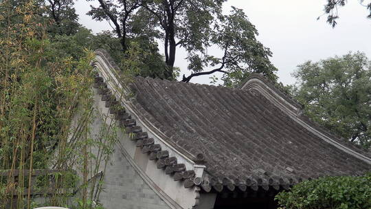 拉近镜头中式建筑灰色的屋顶