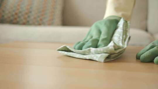 戴手套擦拭桌子