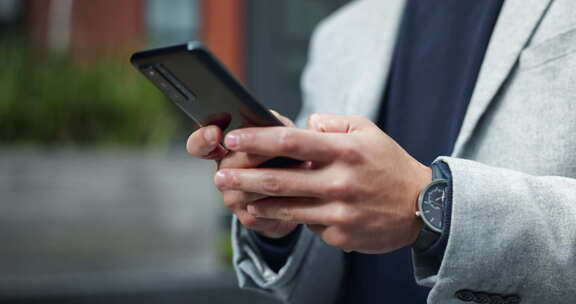 城市中的人、手和电话，用于商务、沟通和检