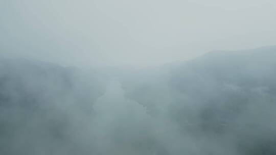 云雾中的河流水库 云雾缭绕的竹林航拍