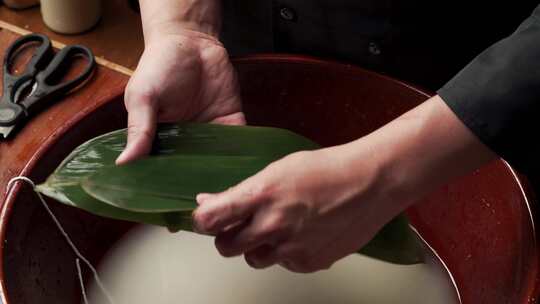 制作中国传统节日端午节特色食品粽子