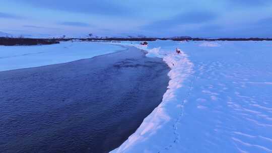 冰雪覆盖大地与河流的景象