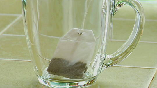 沸水冲泡杯中茶包