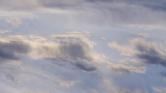 平静的湖面倒映着天空，画面宁静而美丽