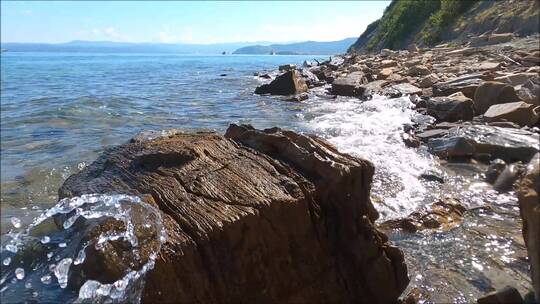 海浪冲击岩石