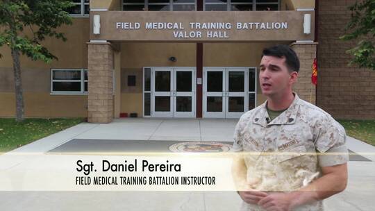 军队和突击队模拟对迪斯科舞厅的袭击