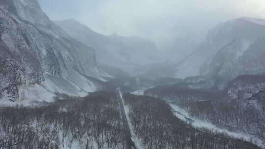 航拍东北长白山冬天森林雪山车辆行驶