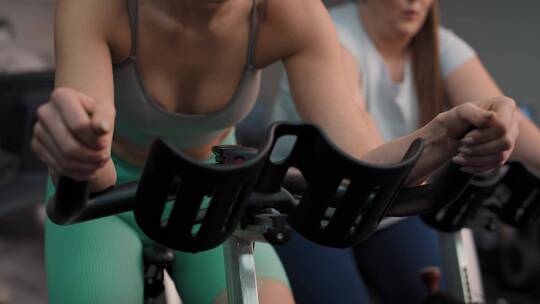 女孩在健身房骑动感单车视频素材模板下载