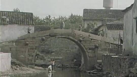 60年代江南水乡小城街道石拱桥汽车