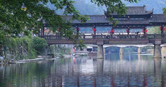 清晨阳光风雨桥古建筑唯美光影