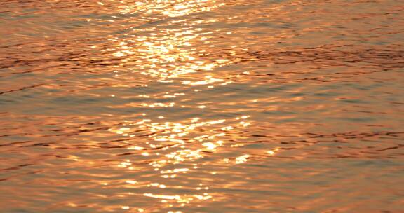 夕阳下傍晚金色水面波光粼粼