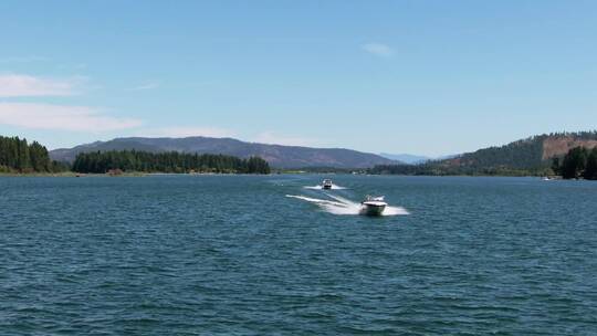 在湖面上的滑行的两艘快艇视频素材模板下载