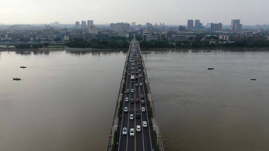 城市航拍湖南湘潭大桥拥堵交通