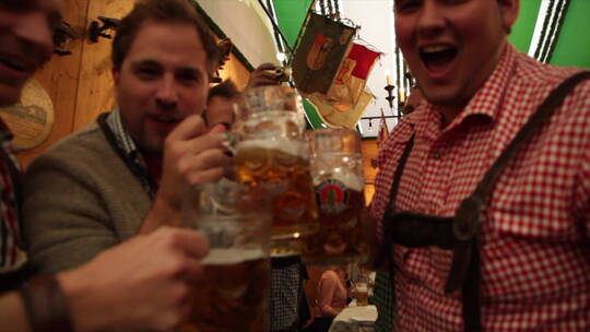 德国慕尼黑啤酒节狂欢 喝啤酒高呼碰杯视频素材模板下载