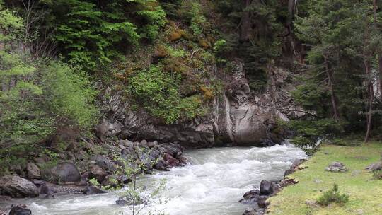 秀丽的山涧和河流