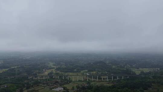 四川盆地的高铁与山野天空