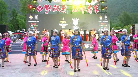少数民族女性舞台舞蹈表演