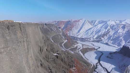 航拍新疆冬季安集海大峡谷红色山脉雪山河流