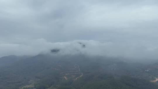 山峰云雾缭绕雨天多云天气