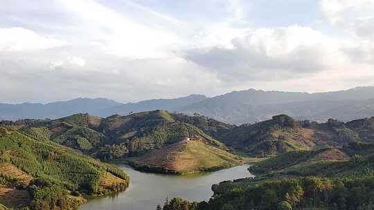 跟我一起来探索森林大山区里的水库吧