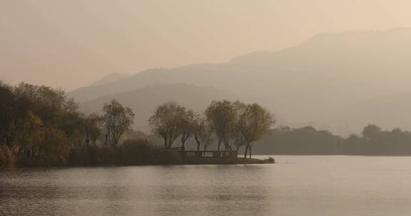 杭州湘湖景区冬季晨雾水鸟空镜