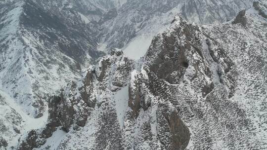 青海互助龙王山雪山云雾航拍视频